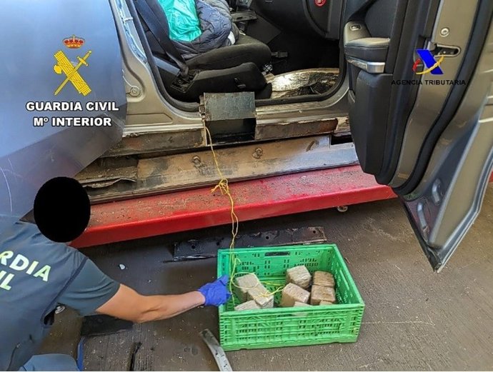 La Guardia Civil ha detenido en Melilla al conductor de un vehículo que llevaba oculto 35 paquetes de resina de hachís, que arrojaron un peso de 27 kilogramos, cuando pretendía embarcar en el ferry de Almería.