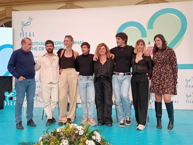Parque del elenco y el equipo de 'Te estoy amando locamente' en el Festival Internacional de Cine de Almería (Fical).