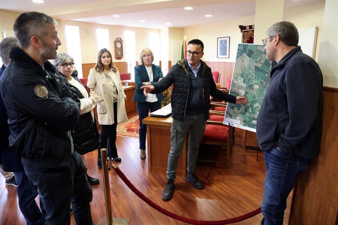 Archivo - El conselleiro do Medio Rural, José González, visita Trazo.