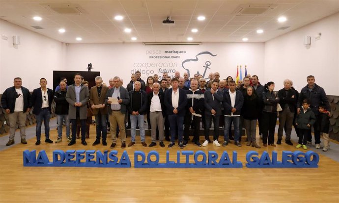 Archivo - El conselleiro do Mar, Alfonso Villares, mantiene un encuentro informativo sobre la ley gallega del litoral con representantes del sector de la cadena mar-industria.