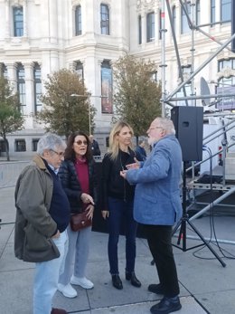 La exportavoz del Grupo Popular en el Congreso Cayetana Álvarez de Toledo conversa con el escritor y filósofo Fernando Savater antes de que arranque la protesta de Cibeles contra la amnistía convocada por más de cien asociaciones de la sociedad civil.