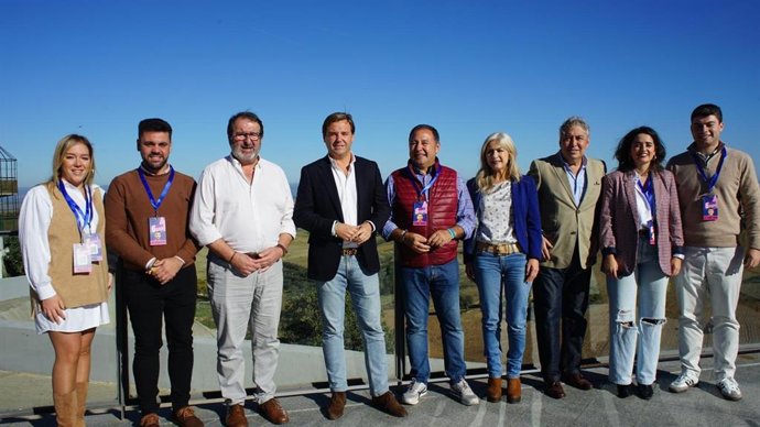 Foto de familia de los representantes del PP en la inauguración de la 6 Escuela de Otoño en Carmona.