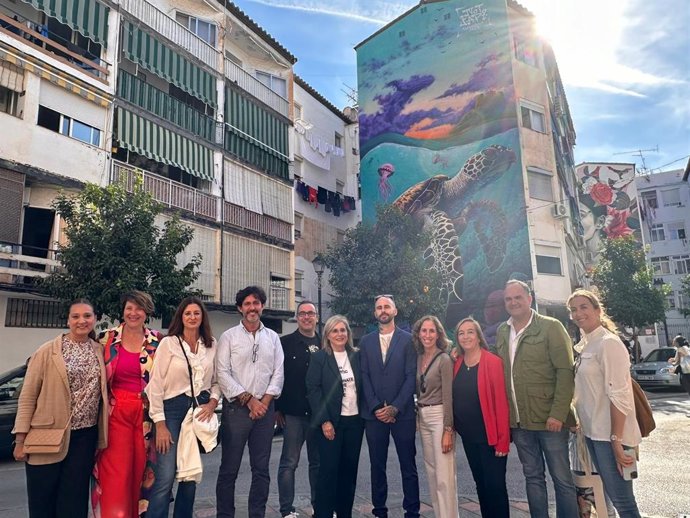 La alcaldesa de Fuengirola (Málaga), Ana Mula, y otros miembros del equipo de gobierno inauguran el paseo de los murales.