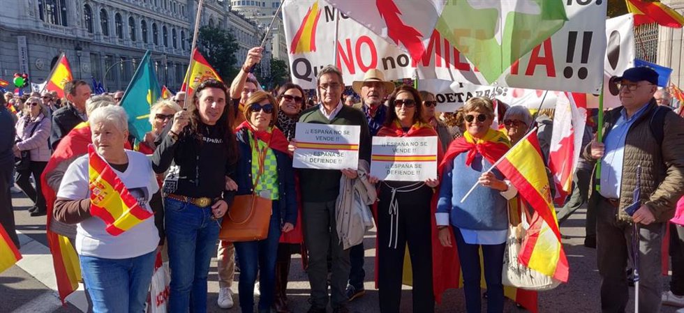 VOX Zaragoza en la manifestación contar la amnistía en Madrid.