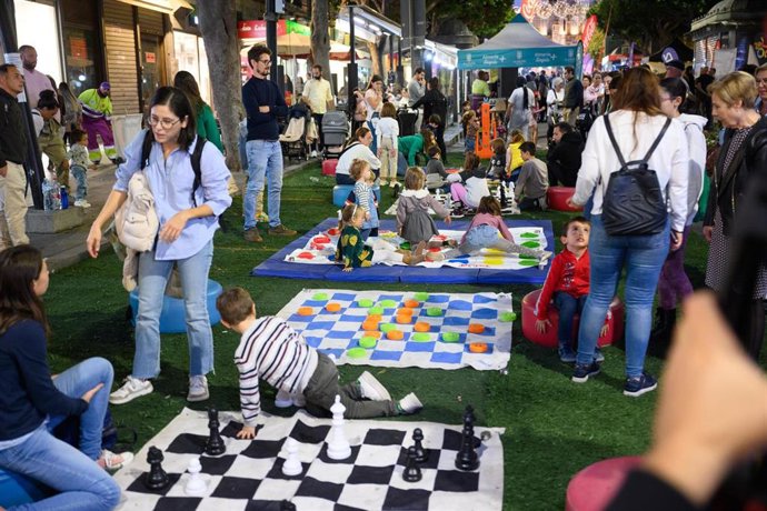 Cientos de almerienses se han echado a las calles para celebrar la jornada 'Sin Alcohol, yo me divierto'.