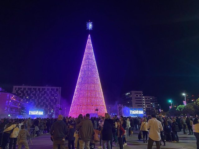 Albiol encén l'arbre de Nadal de Badalona (Barcelona): "És el més gran del país"
