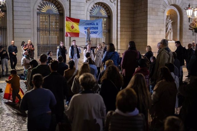 Unas 110 personas rezan el rosario en Barcelona por la unidad de España