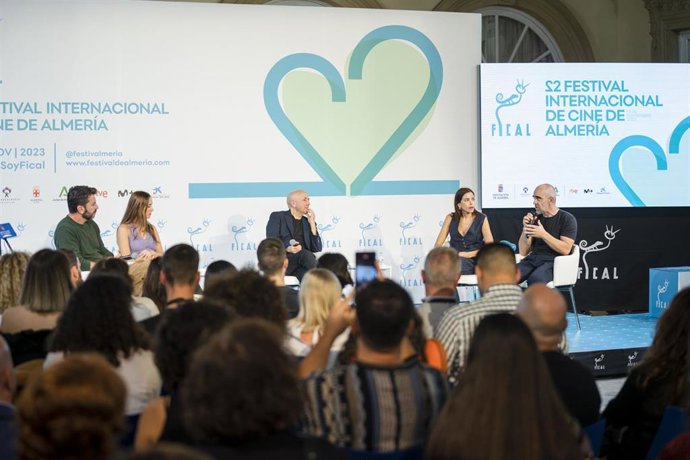 Luis Tosar interviene en una mesa redonda moderada por David Alegre y en la que participan Luisa Mayol, Arturo Valls y Silvia Alonso en Fical.
