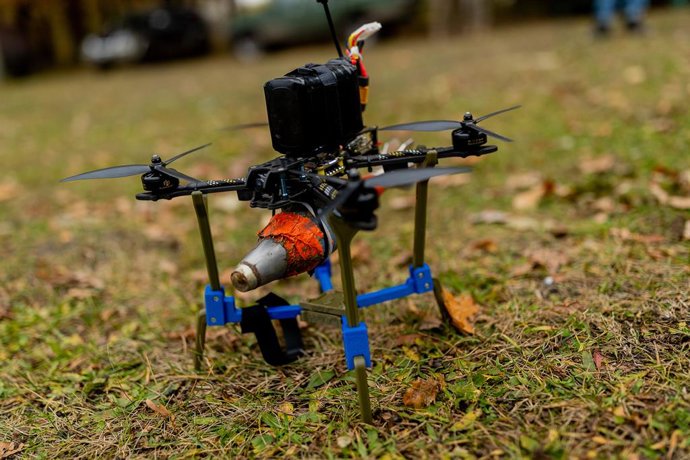 Archivo - October 18, 2023, Sumska Region, Ukraine: View of a drone, placed on the ground ready to be used during the training. Soldiers at the training camp, during the drone flight tests while wearing FPV Vision goggles.