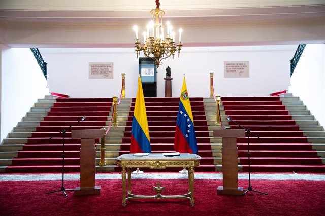 Archivo - Banderas de Colombia y Venezuela.