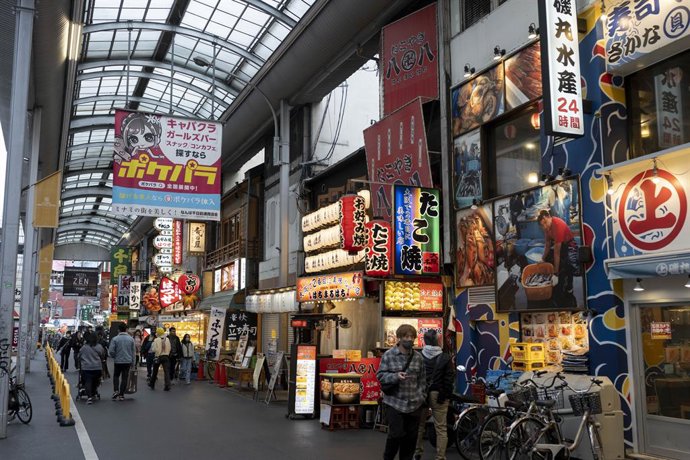 Archivo - March 17, 2023, Osaka, Japan: A shotengai shopping street with plenty of restaurants and stores in Dotonbori, a vibrant commercial, tourist and nightlife district. ..Japanese economy, small business.