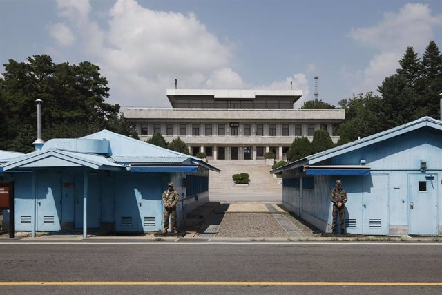 Archivo - 27 July 2019, South Korea, Paju: South Korean soldiers stand guard at the border village of Panmunjom between South and North Korea during a ceremony to commemorate the 66th Anniversary of the Korean War armistice agreement. Photo: Ryu Seung-Il/