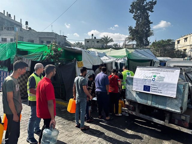 Acción contra el Hambre distribuye agua potable en una escuela primaria situada en el centro de la ciudad de Gaza