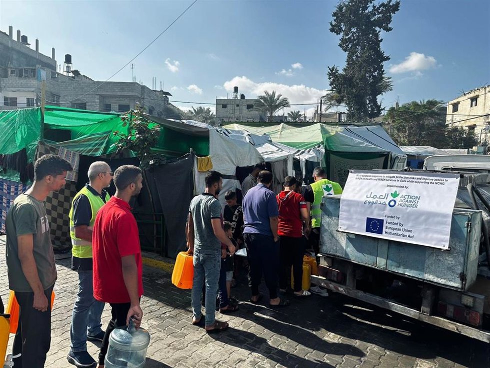 Acción contra el Hambre distribuye agua potable en una escuela primaria situada en el centro de la ciudad de Gaza