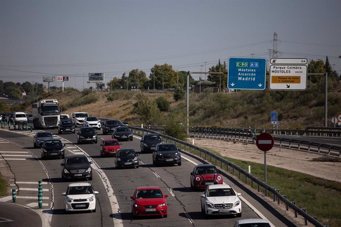 Archivo - Atasco en la autovía A5, en el inicio del Puente del Pilar, a 11 de octubre de 2023, en Madrid (España). La Dirección General de Tráfico (DGT) prevé 7.450.000 desplazamientos de largo recorrido durante los próximos cinco días del Puente del Pi