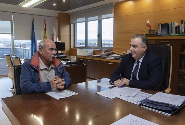 El consejero de Fomento, Ordenación del Territorio y Medio Ambiente, Roberto Media, recibe al alcalde de Saro.