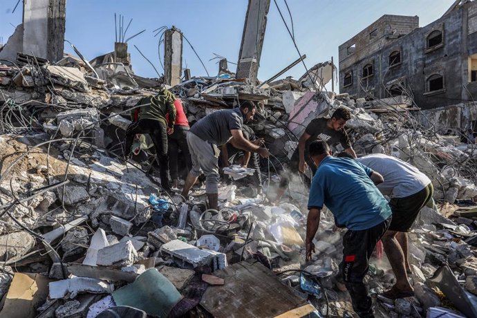 Un grupo de palestinos en una vivienda destruida por un ataque del Ejército de Israel en la ciudad de Rafá, en el sur de la Franja de Gaza y en la frontera con Egipto