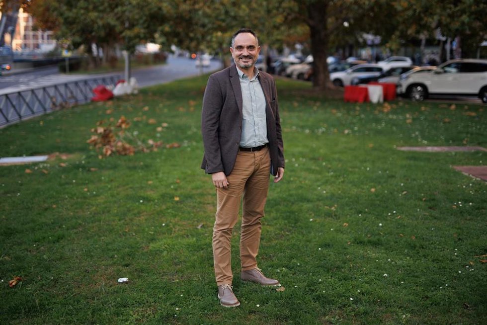 El alcalde de Móstoles, Manuel Bautista, posa tras una entrevista para Europa Press