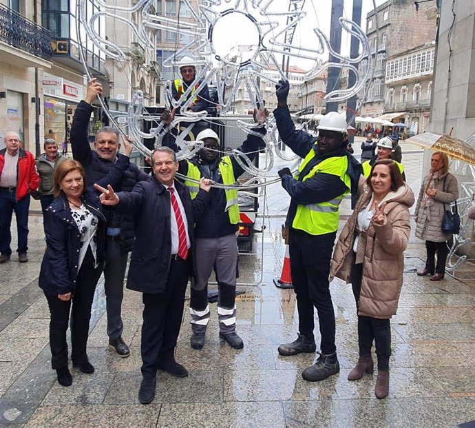 El alcalde de Vigo, Abel Caballero, con varios concejales y ténicos de Ximénez, en el inicio de instalación del alumbrado navideño, a 7 de noviembre de 2023.