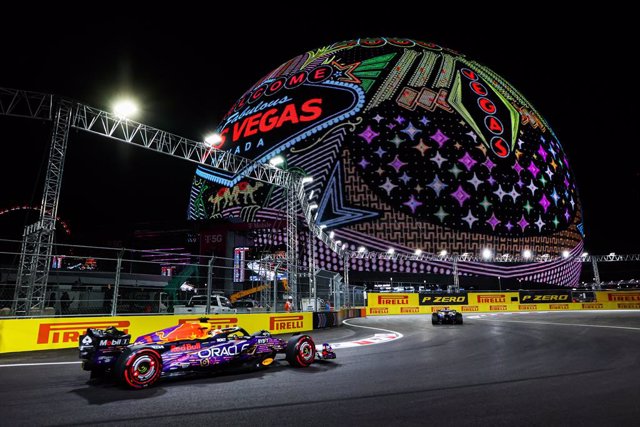 01 VERSTAPPEN Max (nld), Red Bull Racing RB19, action in front of the sphere during the 2023 Formula 1 Heineken Silver Las Vegas Grand Prix, 21th round of the 2023 Formula One World Championship from November 17 to 19, 2023 on the Las Vegas Strip Circuit,