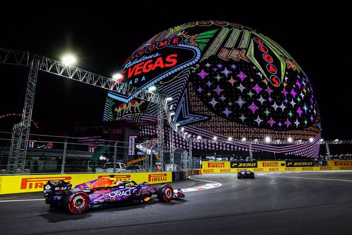 01 VERSTAPPEN Max (nld), Red Bull Racing RB19, action in front of the sphere during the 2023 Formula 1 Heineken Silver Las Vegas Grand Prix, 21th round of the 2023 Formula One World Championship from November 17 to 19, 2023 on the Las Vegas Strip Circuit,