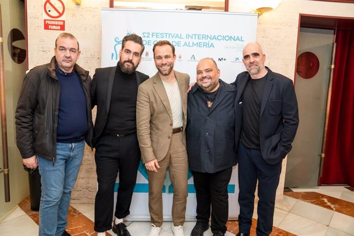 Parte del equipo artístico que participa en 'La ley del mar', miniserie presentada en Fical 2023.