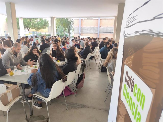 Jóvenes participan en un 'Café con Ciencia' en el marco de la XXIII Semana de la Ciencia