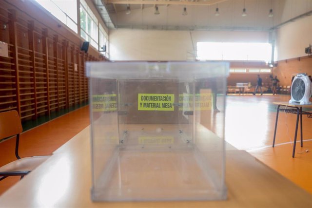 Archivo - Imagen de archivo de una urna electoral