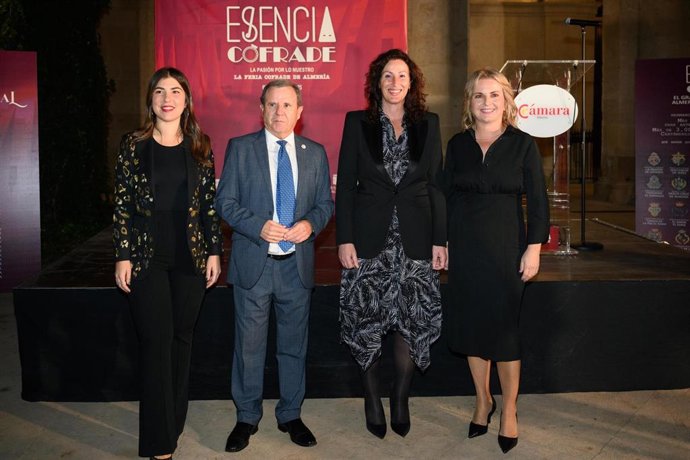 El Claustro de la Catedral de Almería ha sido este sábado el escenario presentación de la II Esencia Cofrade ante cientos de asistentes.