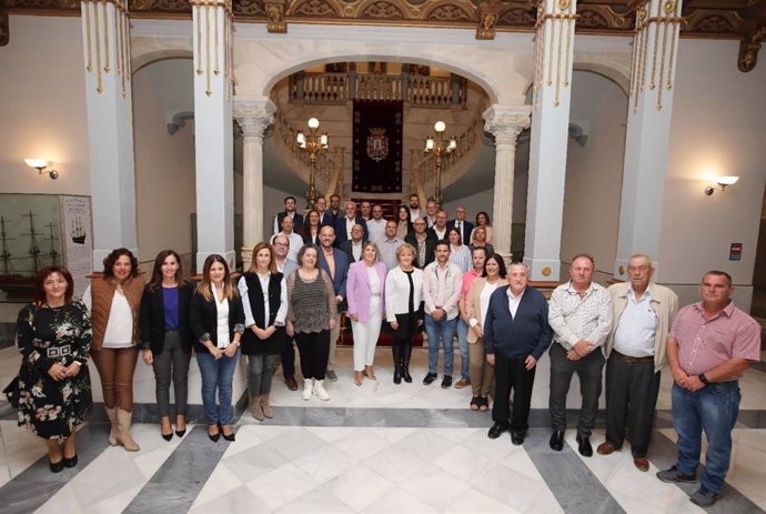 La alcaldesa y presidenta del PP de Cartagena, Noelia Arroyo, ha reunido a los nuevos vocales que conformarán las juntas vecinales