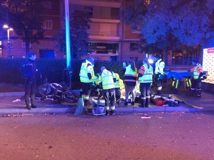 Herido grave un joven al caerse de la moto de madrugada en la Castellana