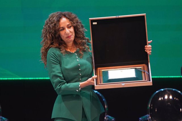 Archivo - Rosario Flores recoge el título de Hija Predilecta de Andalucía concedida a título póstumo a su madre, Lola Flores. (Foto de archivo de la gala del 28F de 2023).