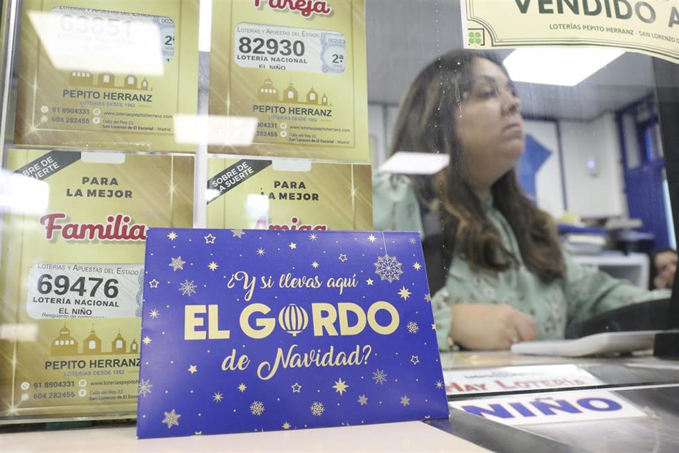 Archivo - Un sobre donde se guarda la lotería en la administración situada en la calle del Rey llamada Pepito Herranz, que ha vendido parte del número 5490 correspondiente al 'Gordo' del Sorteo Extraordinario de la Lotería de Navidad, a 22 de diciembr