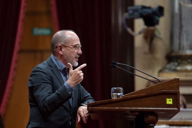 El conseller de Drets Socials de la Generalitat, Carles Campuzano, intervé durant una sessió plenària al Parlament