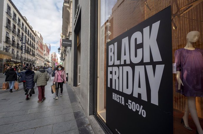 Archivo - Un cartel publicitario anuncia rebajas con motivo del Black Friday, a 25 de noviembre de 2021, en Madrid (España). El Black Friday se celebra después del día de Acción de Gracias y se caracteriza por que en él se lanzan ofertas en los comercio