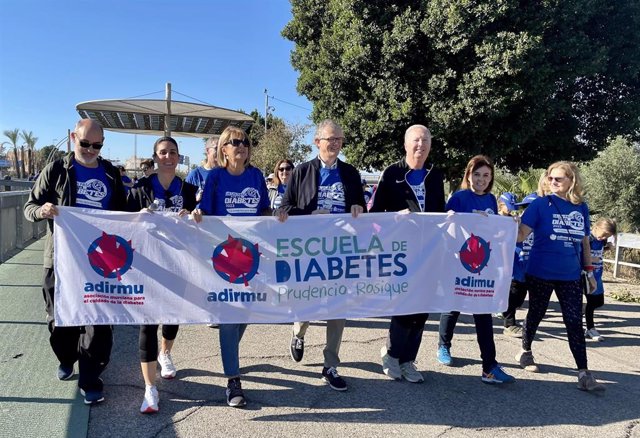 El consejero de Salud, Juan José Pedreño, participó hoy en la marcha 'Da un paso por la diabetes'