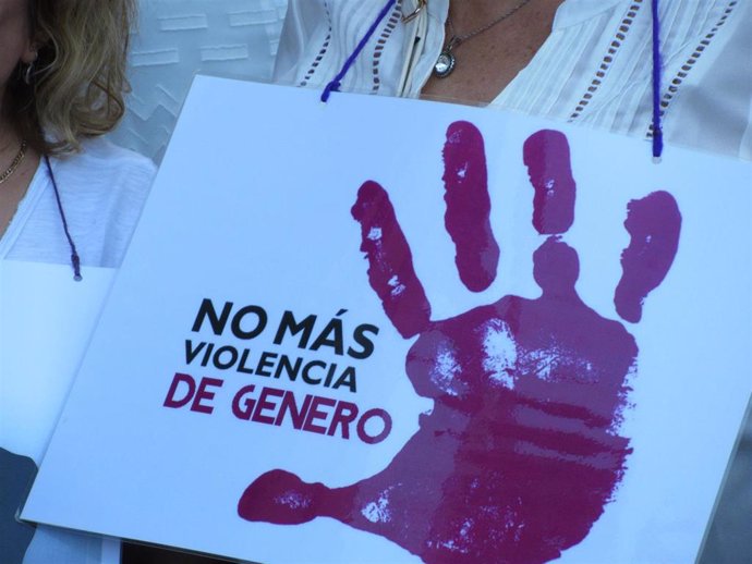 Archivo - Foto de archivo de un cartel en una concentración contra la violencia machista.