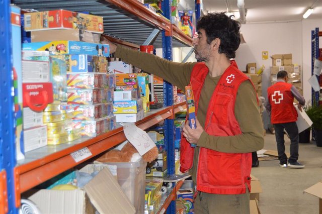 Archivo - Voluntarios de Cruz Roja preparan el reparto de juguetes.