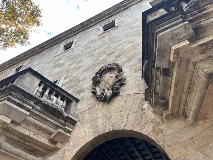 Escudo en la entrada de la Audiencia Provincial y el Tribunal Superior de Justicia de Baleares.