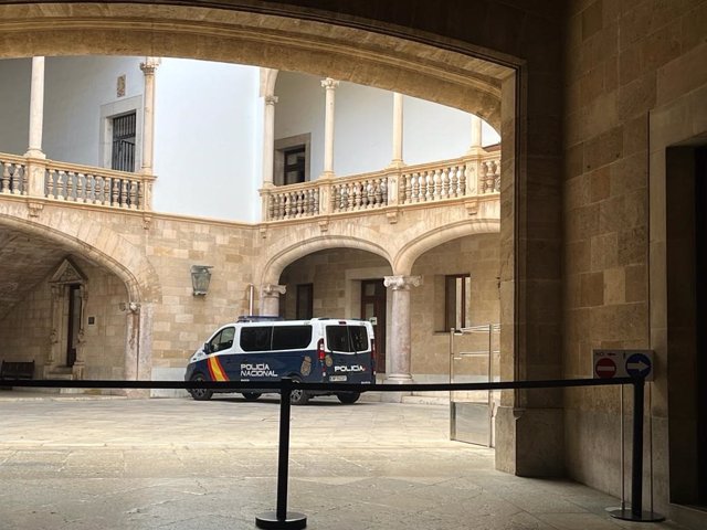 Furgón de la Policía Nacional en el patio de la Audiencia Provincial de Baleares.