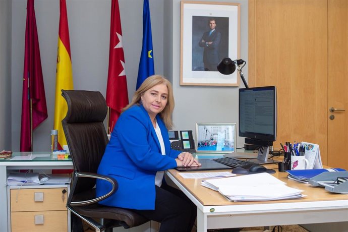 La vicealcaldesa de Madrid y delegada de Seguridad y Emergencias, Inmaculada Sanz, posa en su despacho de Cibeles