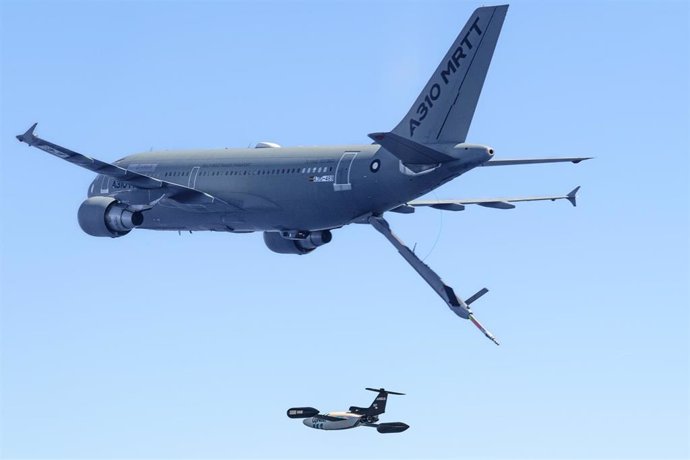 Archivo - Imagen de un ensayo del cisterna A310 MRTT con drones.