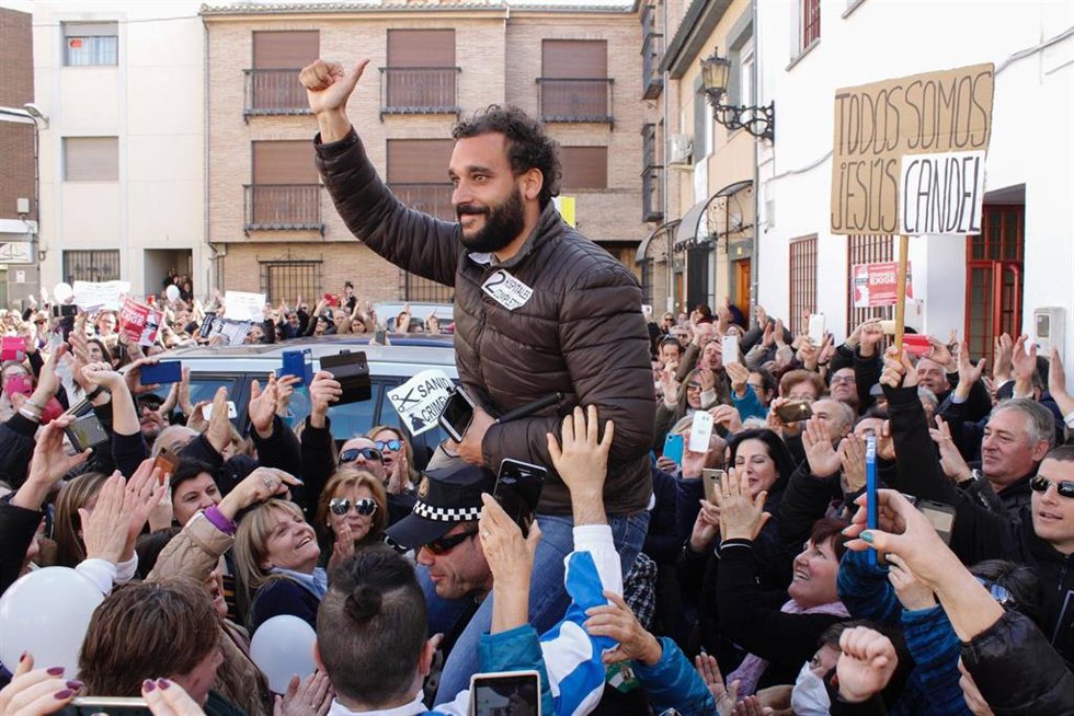 Archivo - Foto de archivo de una concentración en apoyo a Spiriman ante los juzgados de paz de Albolote (Granada). 