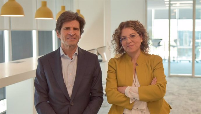 Archivo - De izda a dcha: el director de Estrategia e Innovación de Minsait, Silviano Andreu, y la directora global de IA en Minsait, Natalia Clavero