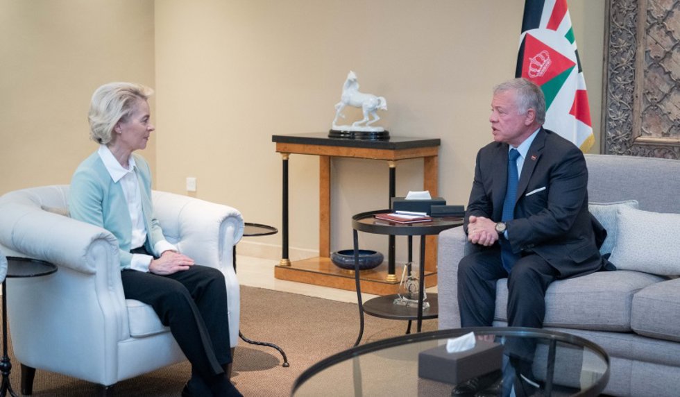 El rey Abdalá II de Jordania (d) recibe en Amán a la presidenta de la Comisión Europea, Ursula von der Leyen (i)