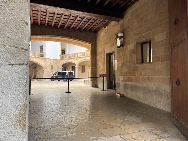 Vista desde fuera del interior del edificio de la Audiencia de Baleares y el Tribunal Superior de Justicia de las Islas.