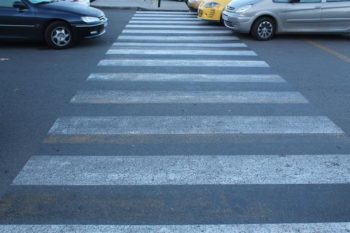 Archivo - PASO DE CEBRA, PEATONES