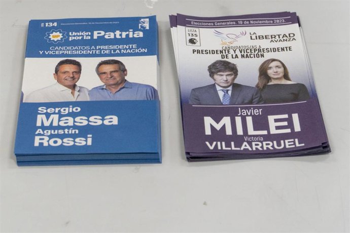 Papeletas de Sergio Massa y Javier Milei