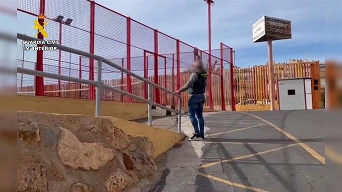 Imagen de un efectivo de la Guardia Civil interviniendo en la operación 'Heize' contra la falsificación de certificados médicos de futbolistas.