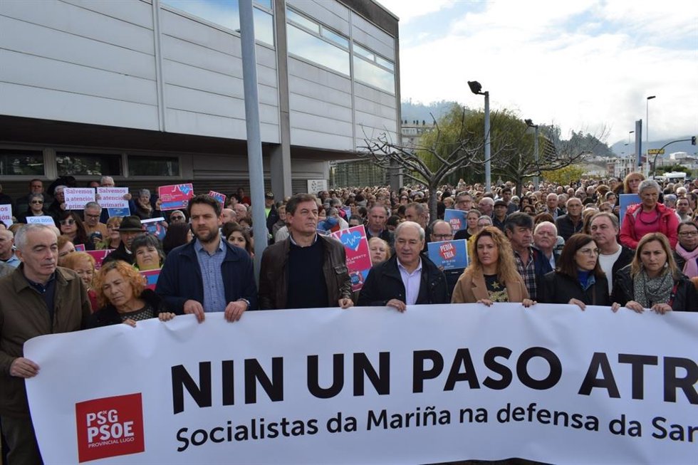 El candidato del PSdeG a la presidencia de la Xunta, José Ramón Gómez Besteiro, en una manifestación en defensa de la sanidad pública en Viveiro (Lugo).